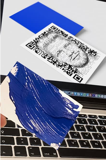 Experimentelles Visitenkartenkonzept mit QR-Code und Fingerabdruckgrafik